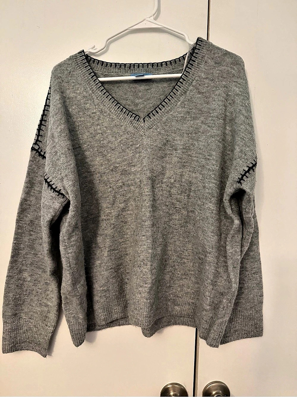 CeCe Gray V-Neck Sweater Size XL